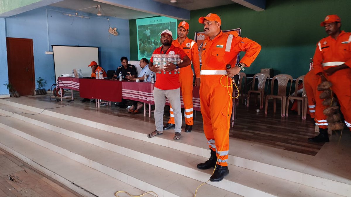 05NDRF's tweet image. By failing to prepare , you are preparing to fail so better to prepare.
#FAMEx/CAP
#Team of 05 NDRF imparted lessons on life saving techniques like 
CPR
FBAO
FWR
#Practiced Earthquake &amp;amp; Fire Safety Drill like  SCH&amp;amp;SDR @at Sironcha, Gadchiroli, Maharashtra
@ANI
@ndmaindia 
@NDRFHQ