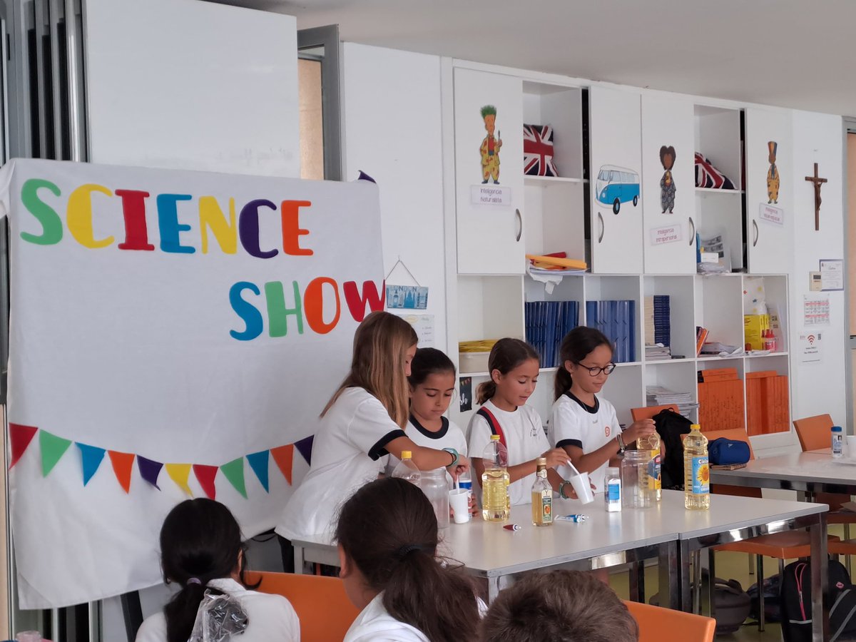NazaretSMDLV4's tweet photo. Terminamos nuestra estancia en la Academia Atoms con la realización de nuestra feria de ciencias @Carla_SMDLV @NazaretArrecife @OliverSesmero https://t.co/sSHBM3tdGD