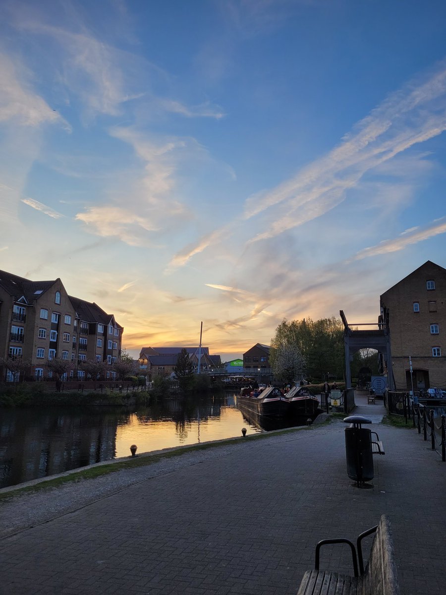 FuelsJules's tweet photo. Morning all, 
We're setting off North from Croxley tomorrow. We'll be serving from Croxley to Bullbourne over the week. Drop us a text if you need anything:
07596 420220
Cheers,
Andrew, Bob and Bessie https://t.co/0URDkp9Jut