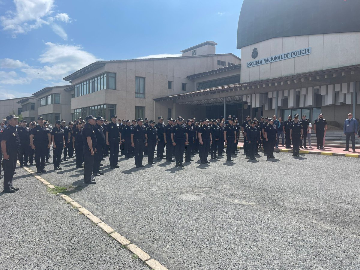 policia's tweet photo. Hoy hemos guardado un minuto de silencio en honor a Juanjo, fallecido ayer en #Andújar durante una intervención policial

Acompañamos en el sentimiento a su familia y amigos 

Descansa en paz compañero💙#FamiliaAzul https://t.co/1mLlt7OkLZ
