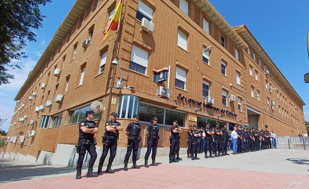 policia's tweet photo. Hoy hemos guardado un minuto de silencio en honor a Juanjo, fallecido ayer en #Andújar durante una intervención policial

Acompañamos en el sentimiento a su familia y amigos 

Descansa en paz compañero💙#FamiliaAzul https://t.co/1mLlt7OkLZ