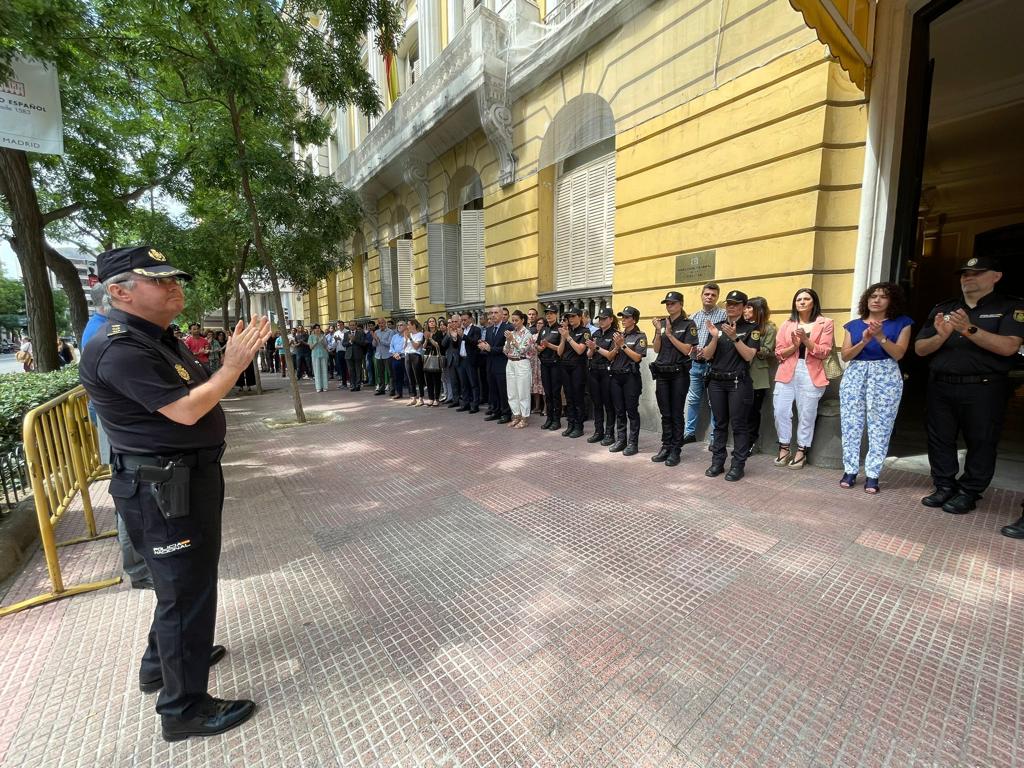 policia's tweet photo. Hoy hemos guardado un minuto de silencio en honor a Juanjo, fallecido ayer en #Andújar durante una intervención policial

Acompañamos en el sentimiento a su familia y amigos 

Descansa en paz compañero💙#FamiliaAzul https://t.co/1mLlt7OkLZ