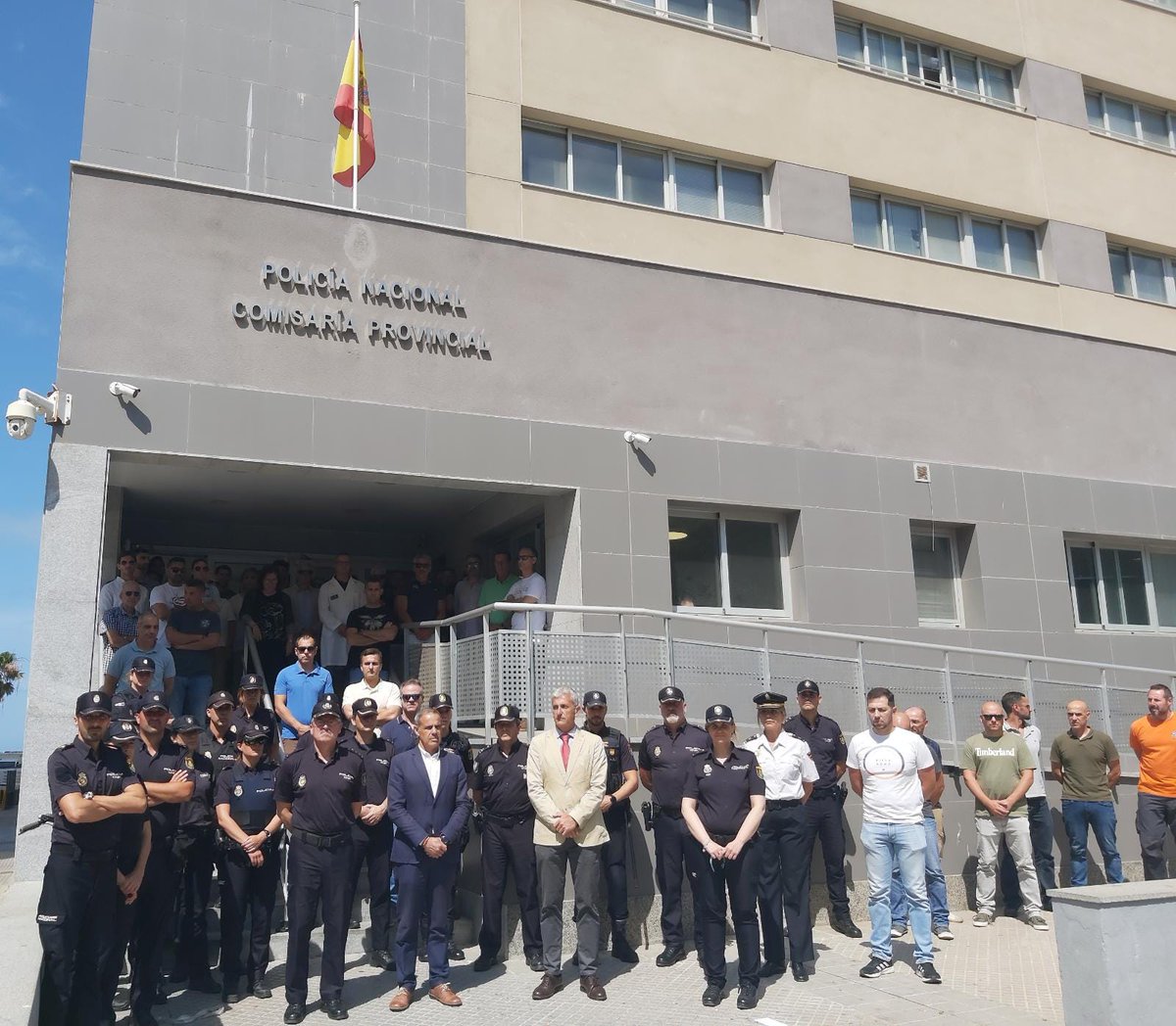 policia's tweet photo. Hoy hemos guardado un minuto de silencio en honor a Juanjo, fallecido ayer en #Andújar durante una intervención policial

Acompañamos en el sentimiento a su familia y amigos 

Descansa en paz compañero💙#FamiliaAzul https://t.co/1mLlt7OkLZ