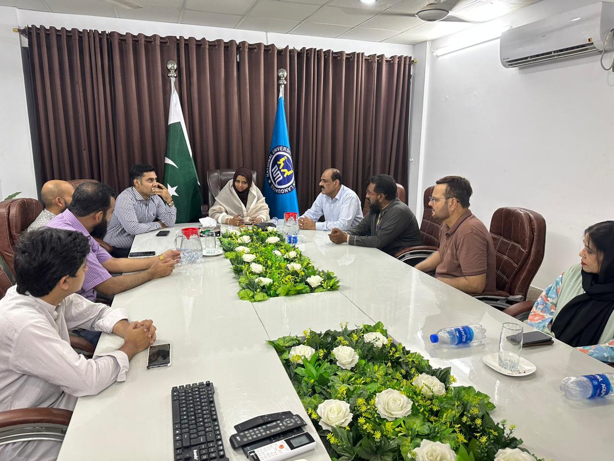 Dmccentralkhi's tweet photo. آج بلدیہ وسطی نے نیشنل یونی ورسٹی آف ماڈرن لینگویجز ریجنل کیمپس نارتھ ناظم آباد بلاک K میں صفائی و شجرکاری کی جس میں میونسپل کمشنر شمعونہ صدف اور ریجنل ڈائریکٹر نمل بریگیڈئر ریٹائرڈ سید علی حیدر کاظمی نے طلباء و طالبات کےساتھ پودے لگائے۔
#dmccentral
@DCKhiCentral https://t.co/2idAwVv8T9