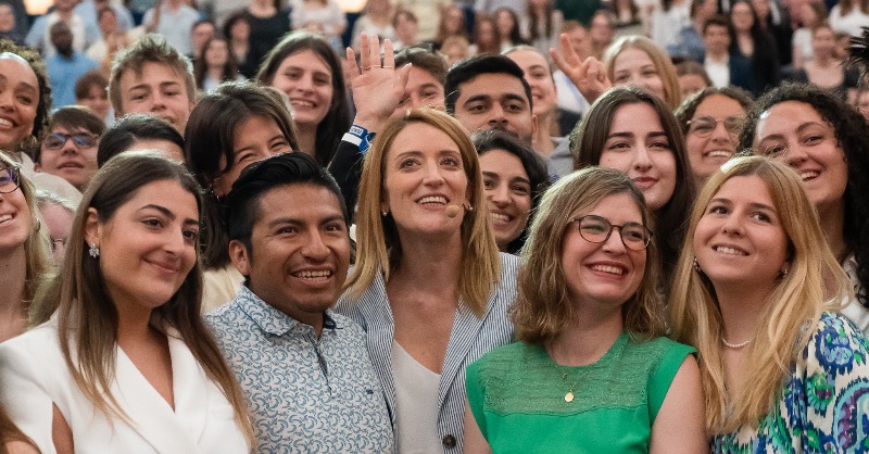 Europarl_FR's tweet photo. Le #EYE2023, c'est fini 🎬

Merci à tous les participants, intervenants et volontaires qui on rendu cet événement possible !

Nous avons de très beaux souvenirs dans la tête, on espère que vous aussi !

Faites entendre votre voix lors des élections européennes en 2024. 🇪🇺 https://t.co/KI6W7zFspP