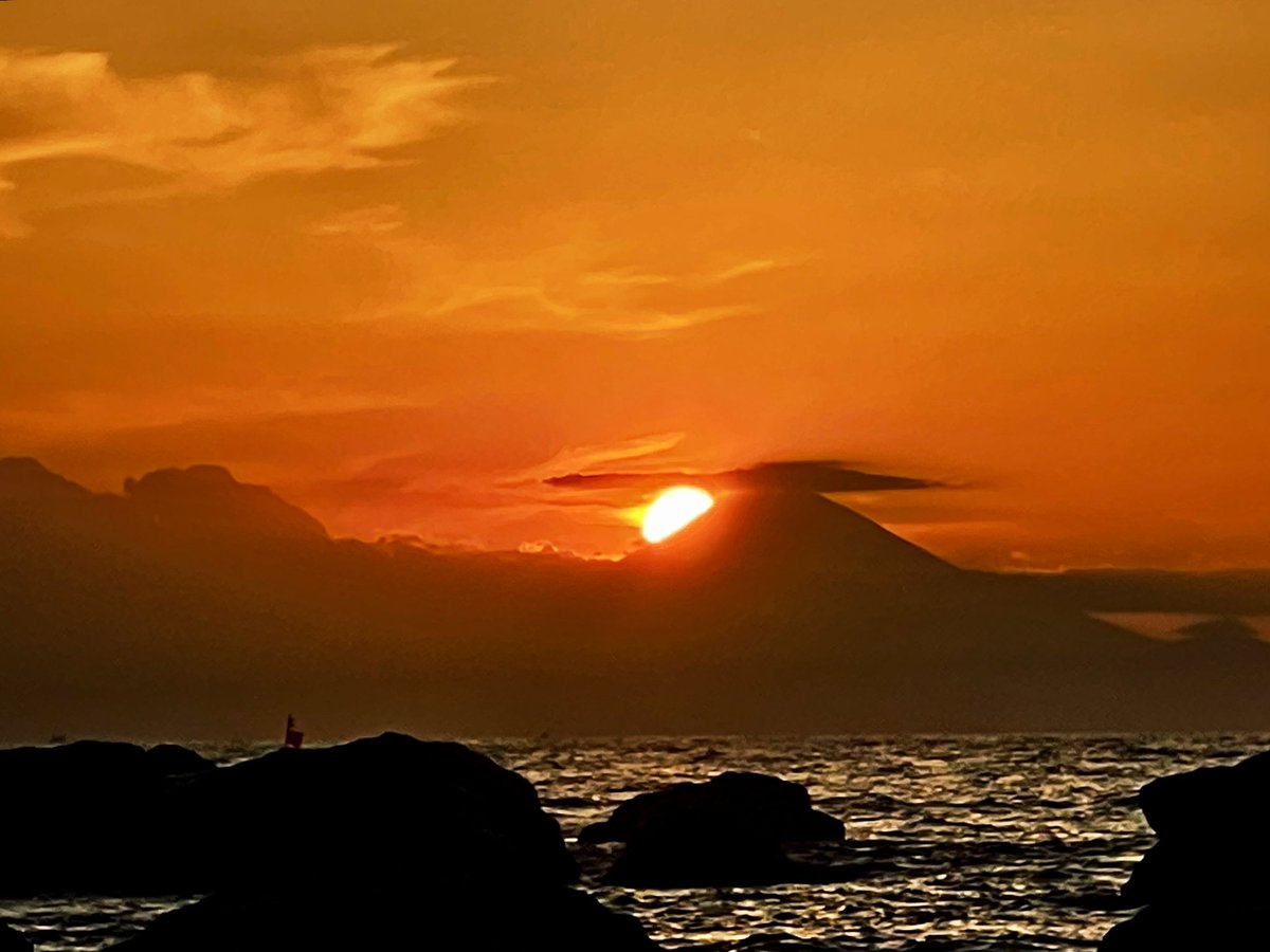 お疲れ様です(๑′ᴗ‵๑) ホント毎日毎日☂️〜😭 まだしばらく夕陽☀️に 会えないようですね😓 お仕事の方 雨続き移動や出勤帰宅の時 気をつけてください(°_°;)ｷｦﾂｹﾃ お休みの方 今日はどんな 休日でしたか? (*´∇`*)ﾀﾉｼｶｯﾀ?