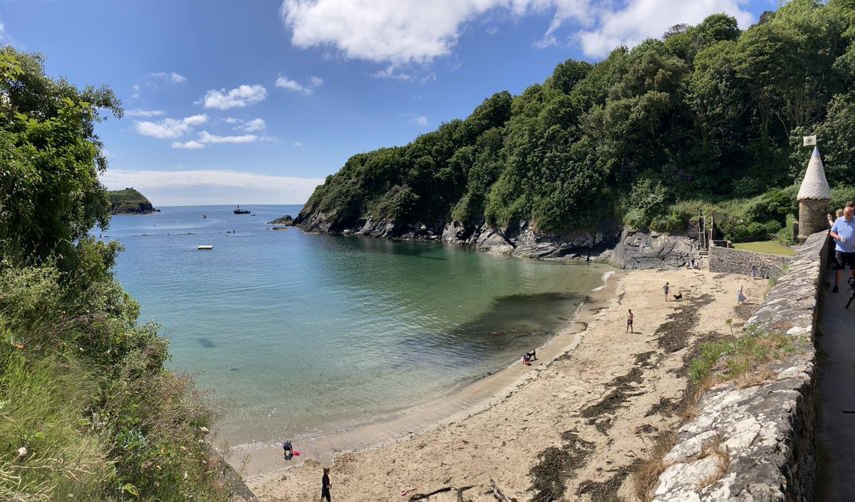 What a beautiful day for a swim or a boat trip!!

#fowey #cornwall