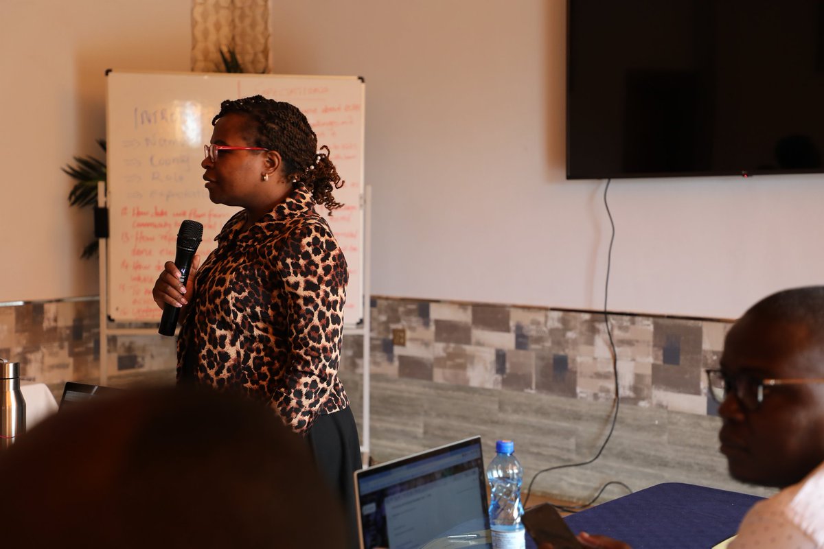 Chu4Uhc's tweet photo. Dr Maureen Kimani of @CHS_ke gives opening remarks ahead of the eCHIS training for County ToTs in Embu.
The regional training will be cascaded to lower levels within counties as @MOH_Kenya transitions from paper-based to a digital way of delivering #CHS countrywide through eCHIS. https://t.co/1iyGZ966cS