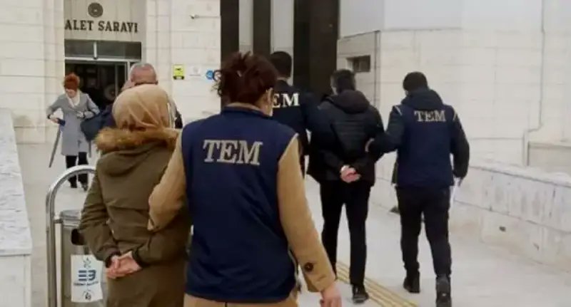 İSTANBUL'DA 24 KIZ ÖĞRENCİYE "PERİ"Lİ SORUŞTURMA

Koskoca savcılıklar, emniyet müdürlükleri işi gücü bıraktı, kimi hukuk, kimi tıp, kimi öğretmenlik okuyan üniversite öğrencileriyle uğraşıyor. 

Allah hayır versin, başka ne denir bilmiyorum.

kronos36.news/tr/davet-adi-a…