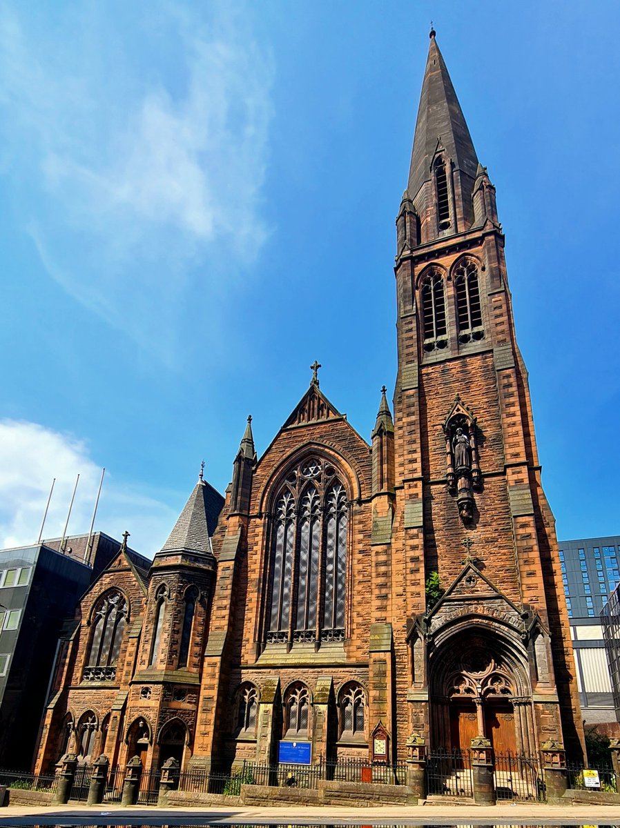 Saint Columba Gaelic Church on St Vincent Street in Glasgow.

It was designed by William Tennant and Fred V Burke in a Gothic Style and was built in the early 1900s.

#glasgow #architecture #glasgowbuildings #glasgowarchitecture #churchea #glasgowchurches #churchphotography