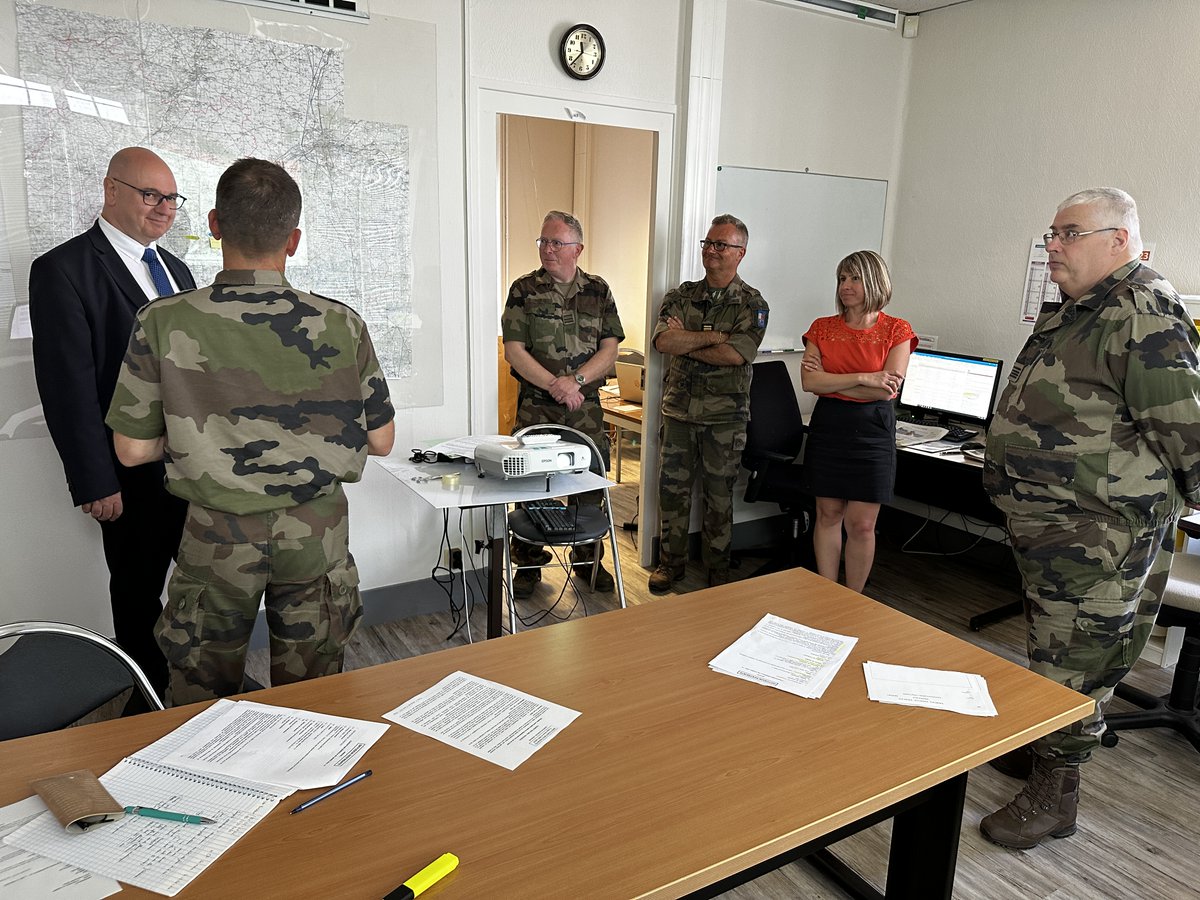 Prefet41's tweet photo. #Exercice | Le préfet de #LoirEtCher s'est rendu au Centre Opérationnel de @DMD_41  ds le cadre d'1 exercice avec participation des armées aux missions de sécurité civile et sécurité intérieure
👉saluer l'engagement des réservistes
👉rappeler l'importance des exercices réguliers https://t.co/kbRQvbhryX