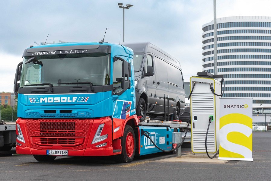 elektromob_nrw's tweet photo. Die in der #Automobillogistik tätige #Mosolf Group hat am Standort #Duesseldorf die ersten vollelektrischen #Autotransporter der @designwerkgroup und die dazugehörige #Ladeinfrastruktur in Betrieb genommen.
Mehr auf: https://t.co/YkbbQiGLuD
Foto: MOSOLF SE &amp; Co. KG https://t.co/cqJvppxVN6