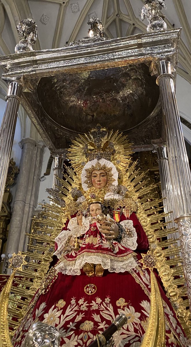 a ella, a sus manos y al refugio de su mirada.