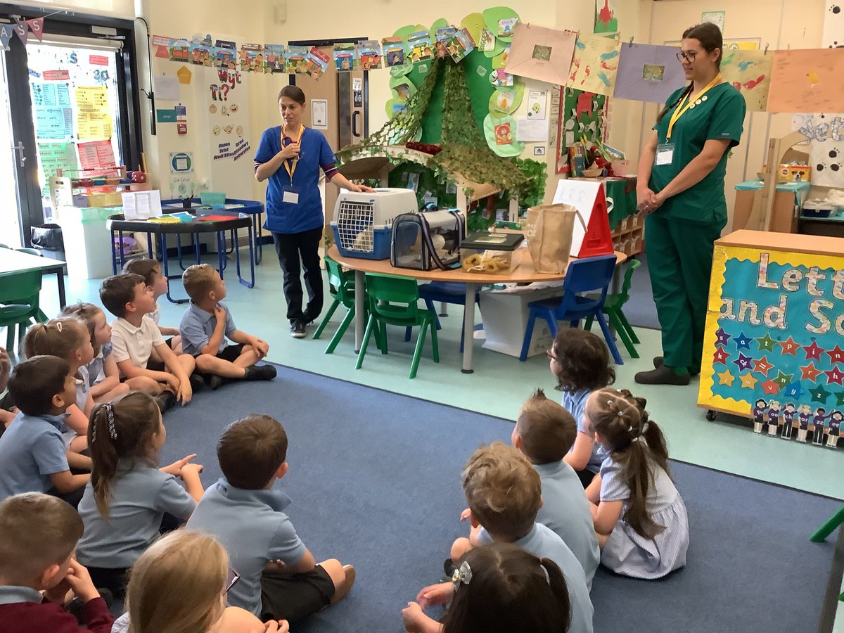 whitchurchprm's tweet photo. Diolch to the Mum of Sophia in RCZ who arranged for two vets from Valley Vets to visit Reception. We met a ferret, two cockatoos and a snake, and even listened to their heartbeats. #WPSRec https://t.co/yOWVVp3gWz