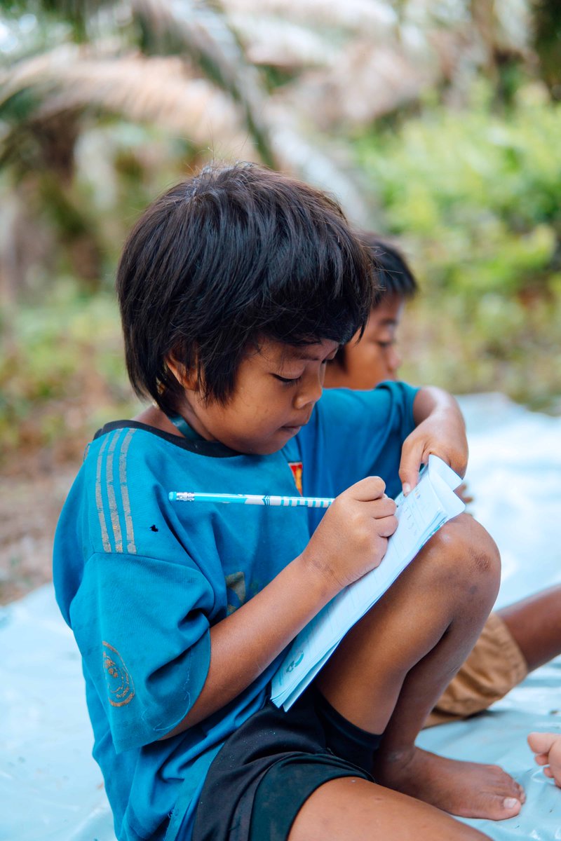 Gate's tweet photo. 🤝 @gatecharity joins forces with SEAD to launch a collaborative Sustainable Literacy Program for the Anak Dalam Tribe in Indonesia. 

We're teaching kids how to read, write, and count, empowering them with essential skills for a brighter future 📚 

#Gateio #SustainableLiteracy https://t.co/ssqd7A5dfc