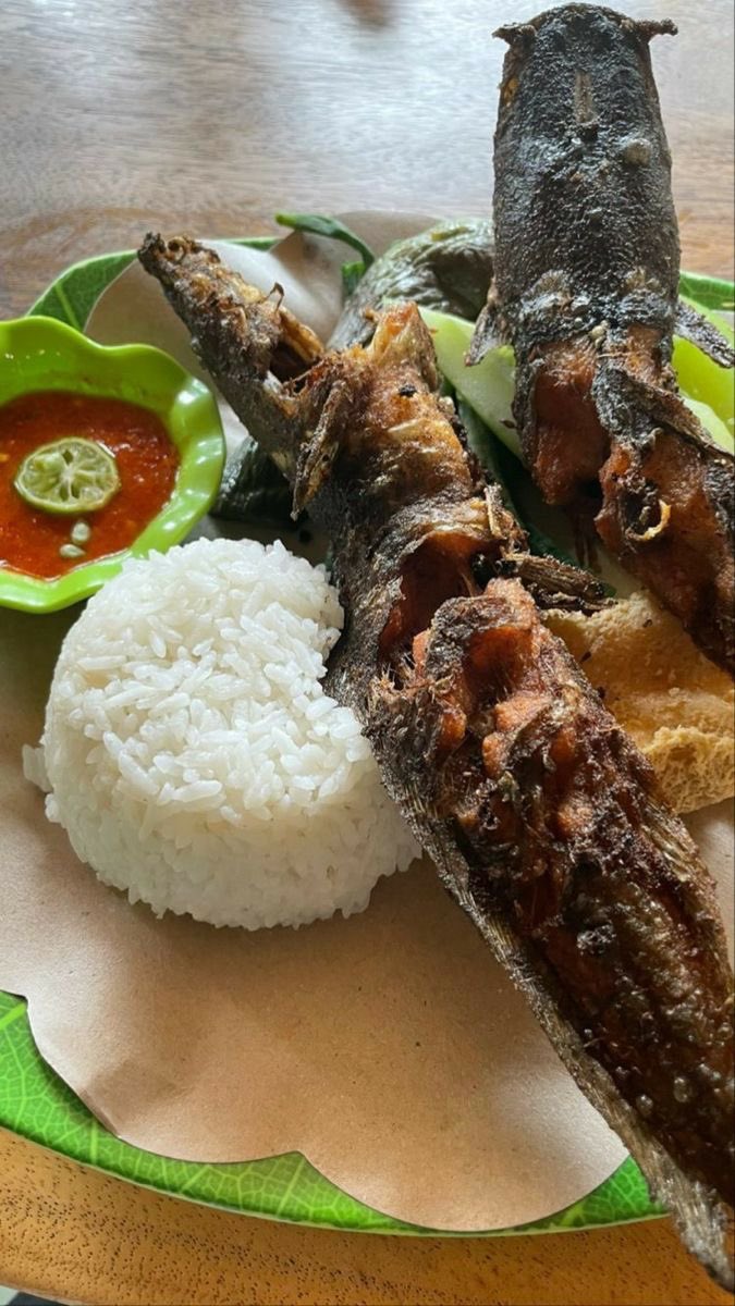 dimaluin's tweet photo. ‼️STOP EATING PECEL LELE‼️

— an important thread on why we should stop eating pecel lele (don't open if sensitive) https://t.co/adjY1rWcuy