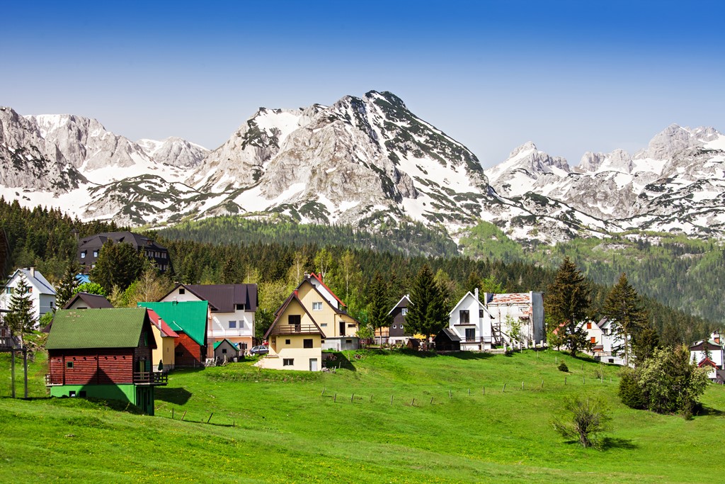 Feast your eyes on the captivating views of #Durmitor, #Montenegro. Home to towering peaks, deep canyons, and serene lakes, this mountain range is a landscape photographer's dream! #EuropeAdventures #MountainsMatter 🗻