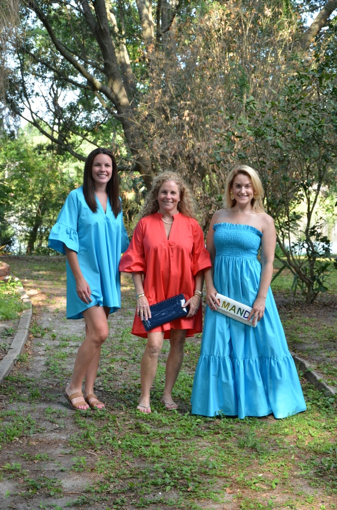 Starting the week off strong...with styles this beautiful they won't last long. Find your perfect fit @thegrovewp

#Kasia #madeingreece #summerdresses #cottondresses #neverknowinglyunderdressed #turquoise #red #uniquefinds