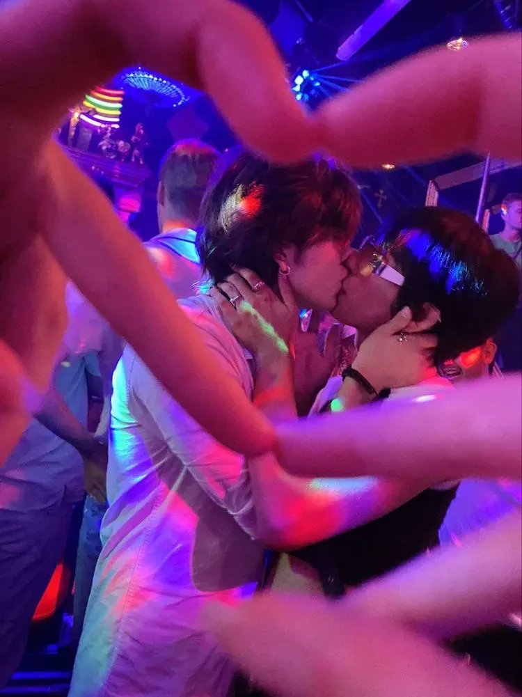 rencontrans's tweet photo. Je n’arrête pas de penser à hier soir… au club mais encore mieux c’était de tremper les draps avec toi ! Hmmm…😈💜 #Rencontre #queer https://t.co/anZKwcPTQV