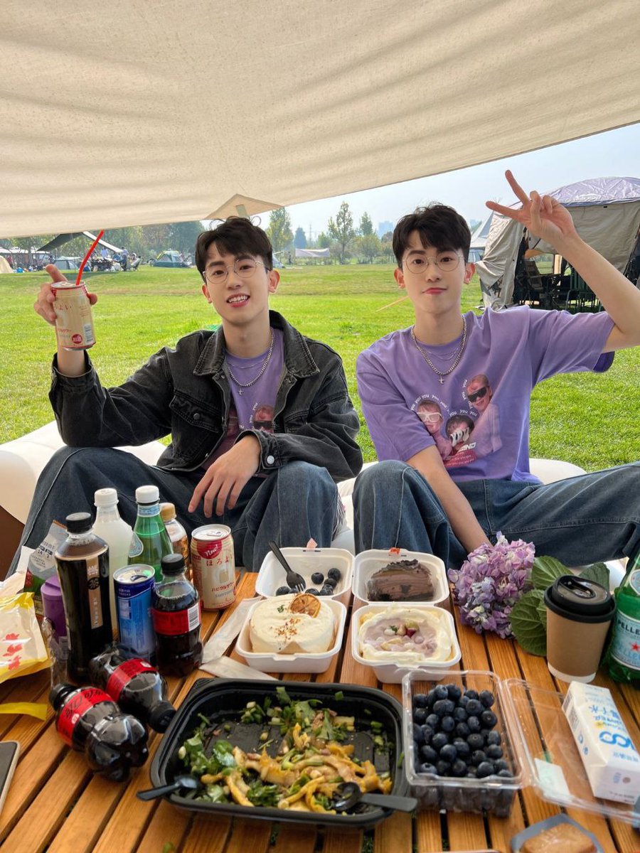 RRRR10069's tweet photo. 今天星期一天气越来越好了，和弟弟一起出去野营，不知道有没有小伙伴想加入我们晚上我们一起回家疯狂床上做起来，3个人的灵魂缠绵更舒服哦。 https://t.co/PUxhRkrjwl