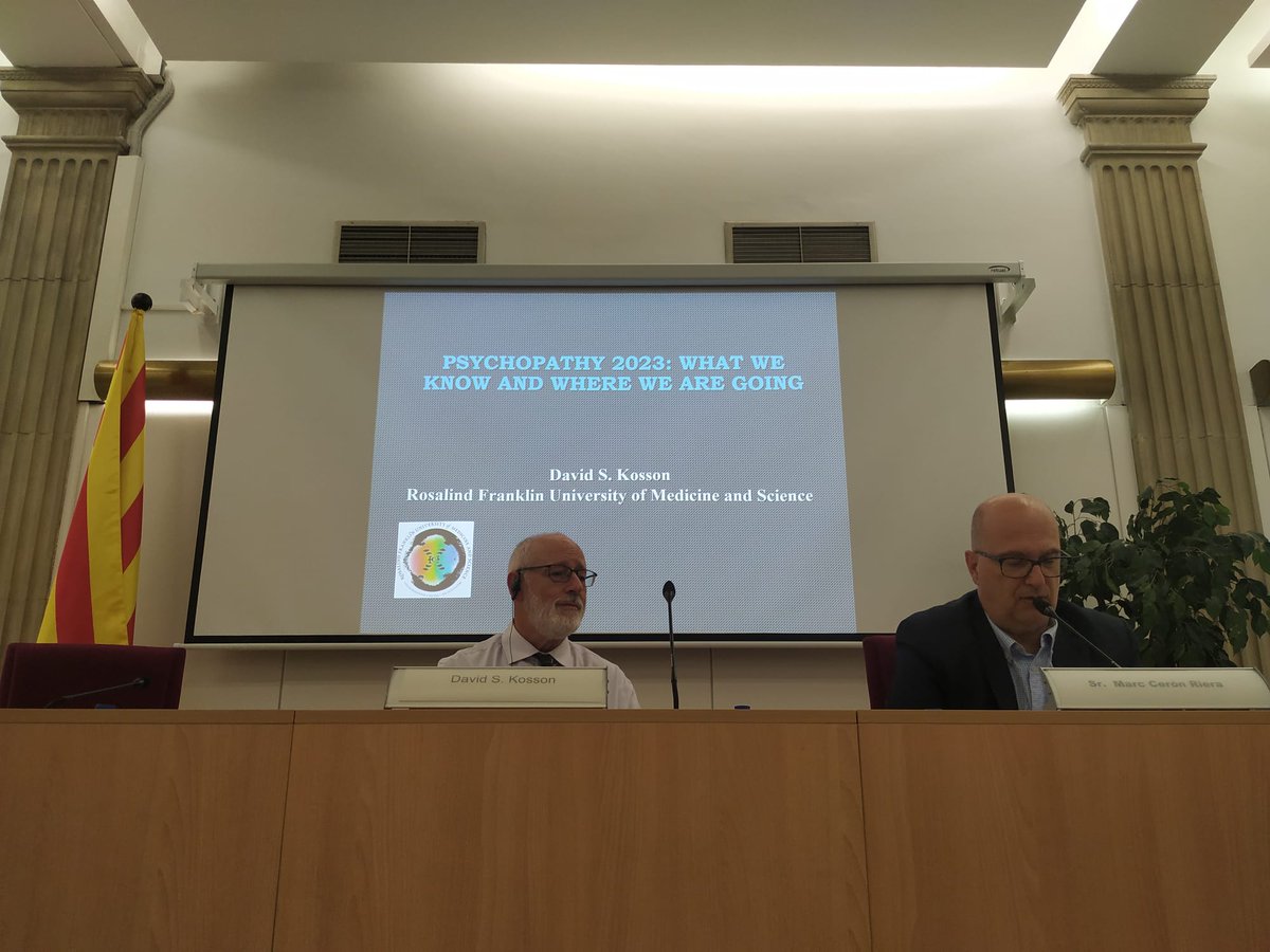 🧑‍🏫 El professor David Kosson, especialista internacional en avaluació de psicopaties amb l'escala PCL-R, imparteix un curs per a psicòlegs de presons al <a href="/cejfe/">CEJFE</a> per aprofundir en l'avaluació dels delinqüents psicopàtics.
