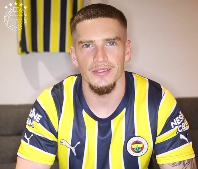 Fenerbahçe tarihindeki İngiliz futbolcular:

Horace Armitage (1907-1908)
Dalian Atkinson (1995-1996)
Ryan Kent (2023-?)