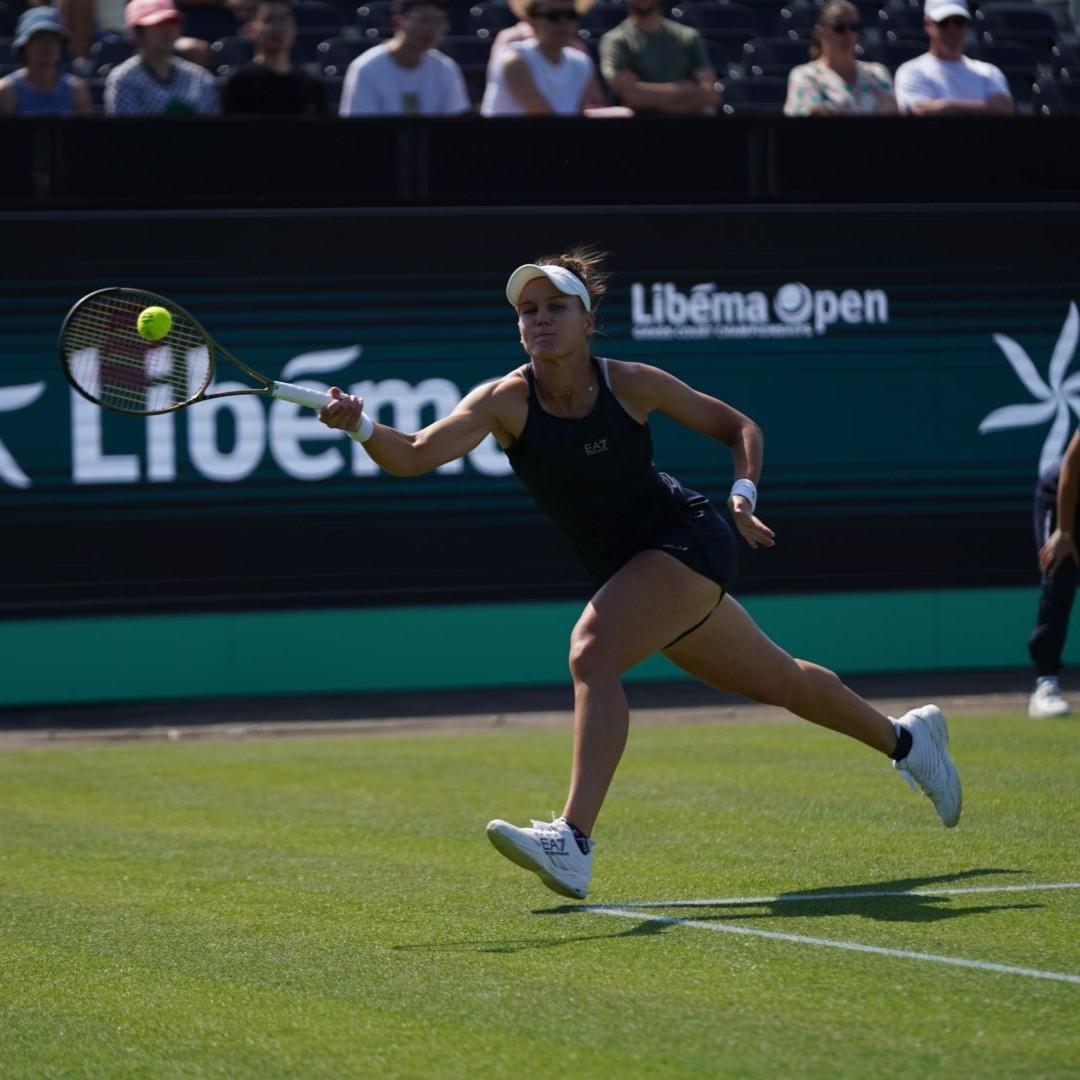 Jeu_Set_EtMatch's tweet photo. Veronika #Kudermetova (n°14) franchit le 1er tour du #LibemaOpen de 's-Hertogenbosch ! Tête de série n°1, elle profite de l'abandon d'Alison #Riske (n°137) 🇺🇸 alors qu'elle menait 6-3, 3-0. Next ➡️ Ysaline #Bonaventure (n°92) 🇧🇪 ou Carole #Zhao (n°163) 🇨🇦. #WTA
📸 : @LibemaOpen https://t.co/k6FvCtaBQW