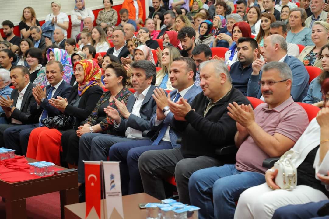 Fadef ve Fatsa Halk Eğitimi Merkezi işbirliğinde Fatsa’nın ve Karadeniz’in ilk ve tek kadın korosu Hayat Boyu Öğrenme Programında müzik severlerin beğenisine sunuldu.