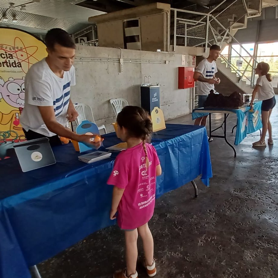 AMAEM_Oficial's tweet photo. 🔝Todo un éxito la III Copa @RobotikidsA 🤖 celebrada el pasado fin de semana con participación de más de 300 escolares. Allí estuvimos, apoyando el acercamiento a la ciencia y la tecnología de l@s peques.

#AguasdeAlicanteEstamosAquí https://t.co/K04yiaFcwN