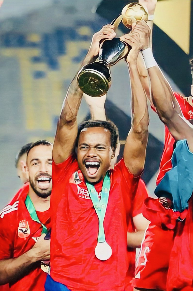 لا يوجد في تلك الحياة ما هو أعظم من شخص أمتلك رهانه الخاص ليحكيه للجميع يومًا ما 

المشهد ده من قصص التحديات في تاريخ لاعبي الأهلي. بيرسي تاو كانت ممكن تنتهي حكايته مع الأهلي بعد رحيل موسيماني ويخرج تاو من الأهلي وهو زي لاعبين كتير مروا على الأهلي والجمهور مش هيفتكرهم بحدوتة