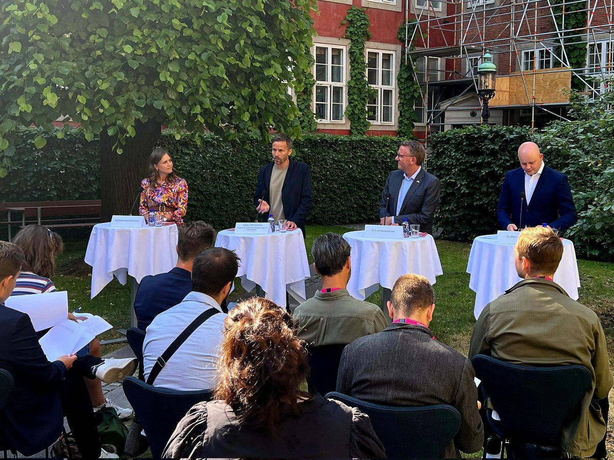 Kæmpefestdag for en mere forsvarlig digital udvikling - jeg har netop afleveret Ekspertgruppen om Techgiganters 13 anbefalinger til tre ministre OG  fået regeringens ord for at de vil vedtage det hele! Her er vores kronik om anbefalingerne: politiken.dk/del/RFSX6xAA-n…