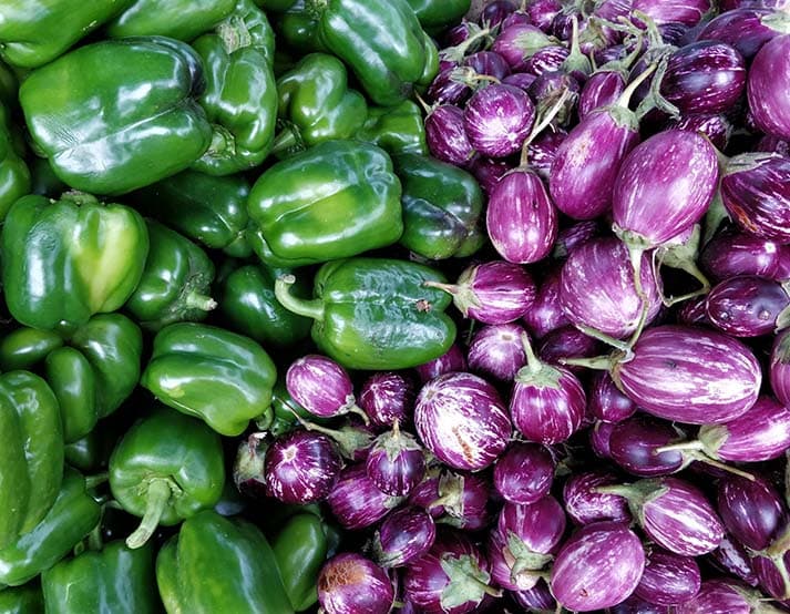 ¿Se pueden plantar juntos pimientos y berenjenas? Te daré una pista: ambas pertenecen a la misma familia... #huertosurbanos #cultivoecológico #pimientos #berenjenas 
lahuertoteca.es/se-pueden-plan…