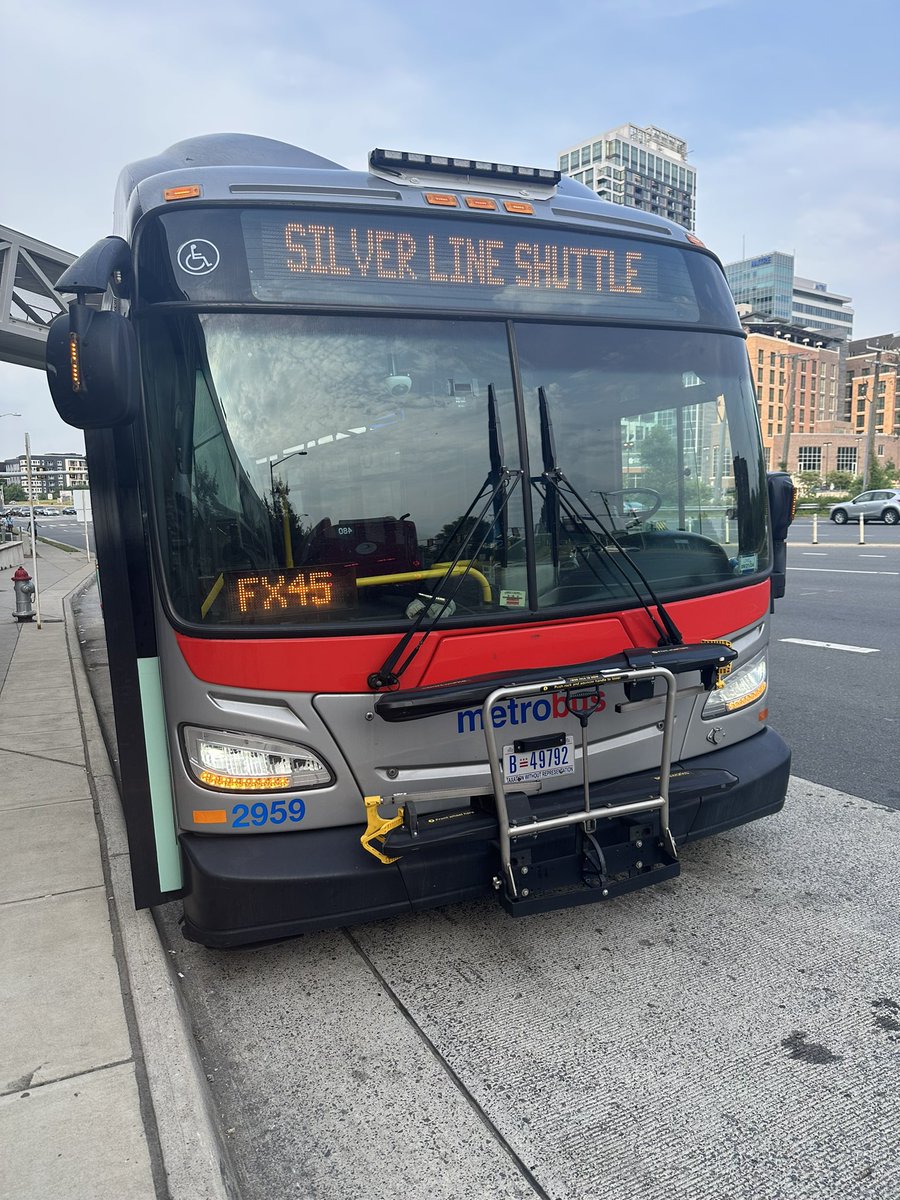 This morning, Metro adds more buses on all 🟠 Orange \u0026 ⚪️ Silver Line  shuttle 🚌 routes. In addition, a new ⚪️ Silver Line Express shuttle 🚌  route offers direct service between McLean \u0026 Rosslyn. #wmata, image size:900x1200