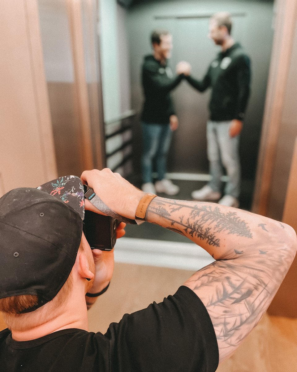 valid_digital's tweet image. Beim Elevator-Quiz „Up or Down“ traten die @FuechseBerlin gegen unseren Kunden @SchindlerDE an.
Basierend auf dessen Idee arbeiteten wir Konzept &amp;amp; Storyboard aus, begleiteten Dreharbeiten &amp;amp; verantworteten Strategie &amp;amp; Umsetzung von Assets.
Schaut rein 👉 youtube.com/watch?v=jPN7ey…