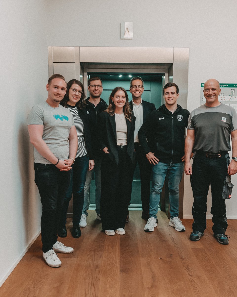 valid_digital's tweet image. Beim Elevator-Quiz „Up or Down“ traten die @FuechseBerlin gegen unseren Kunden @SchindlerDE an.
Basierend auf dessen Idee arbeiteten wir Konzept &amp;amp; Storyboard aus, begleiteten Dreharbeiten &amp;amp; verantworteten Strategie &amp;amp; Umsetzung von Assets.
Schaut rein 👉 youtube.com/watch?v=jPN7ey…