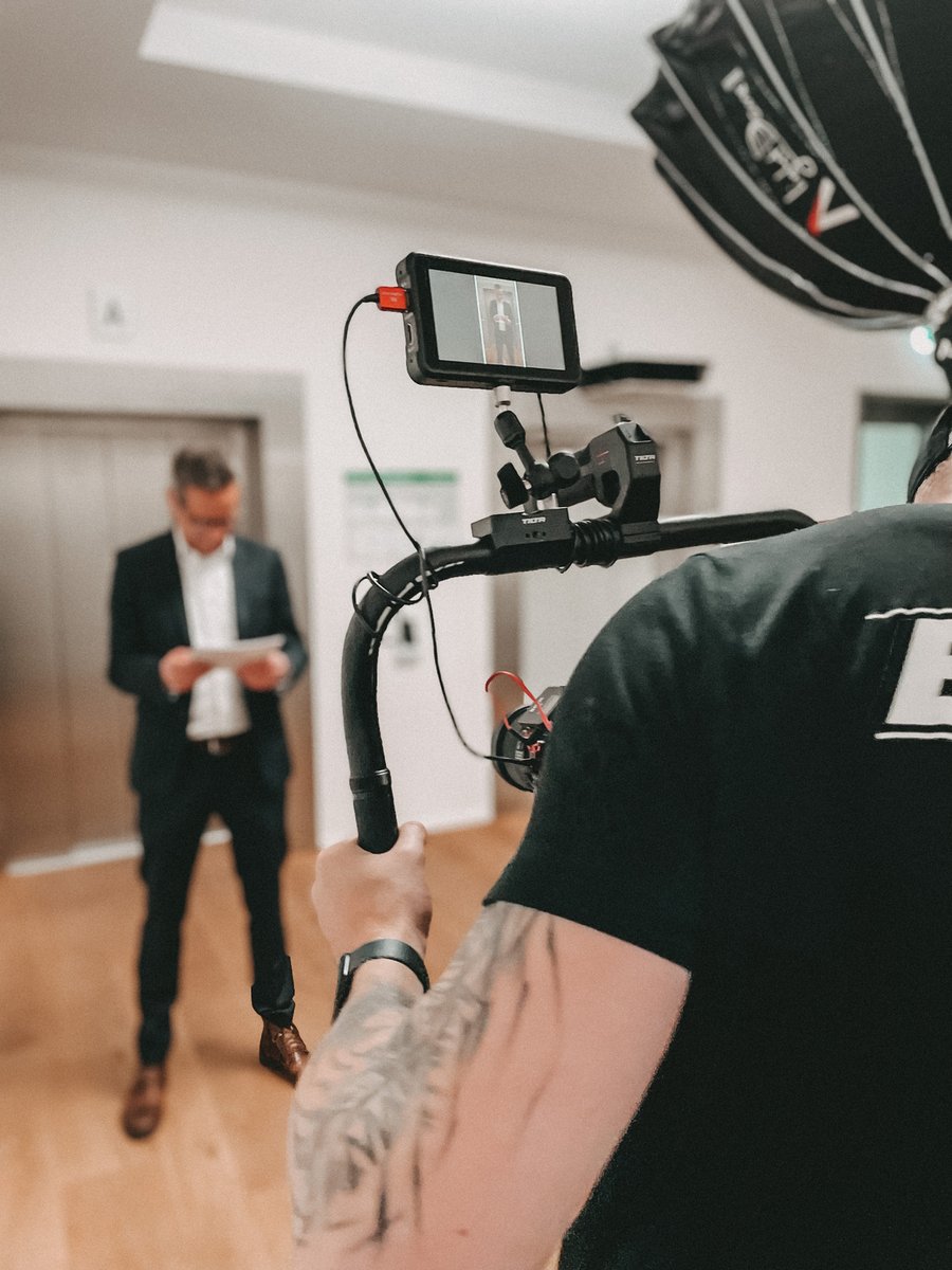 valid_digital's tweet image. Beim Elevator-Quiz „Up or Down“ traten die @FuechseBerlin gegen unseren Kunden @SchindlerDE an.
Basierend auf dessen Idee arbeiteten wir Konzept &amp;amp; Storyboard aus, begleiteten Dreharbeiten &amp;amp; verantworteten Strategie &amp;amp; Umsetzung von Assets.
Schaut rein 👉 youtube.com/watch?v=jPN7ey…