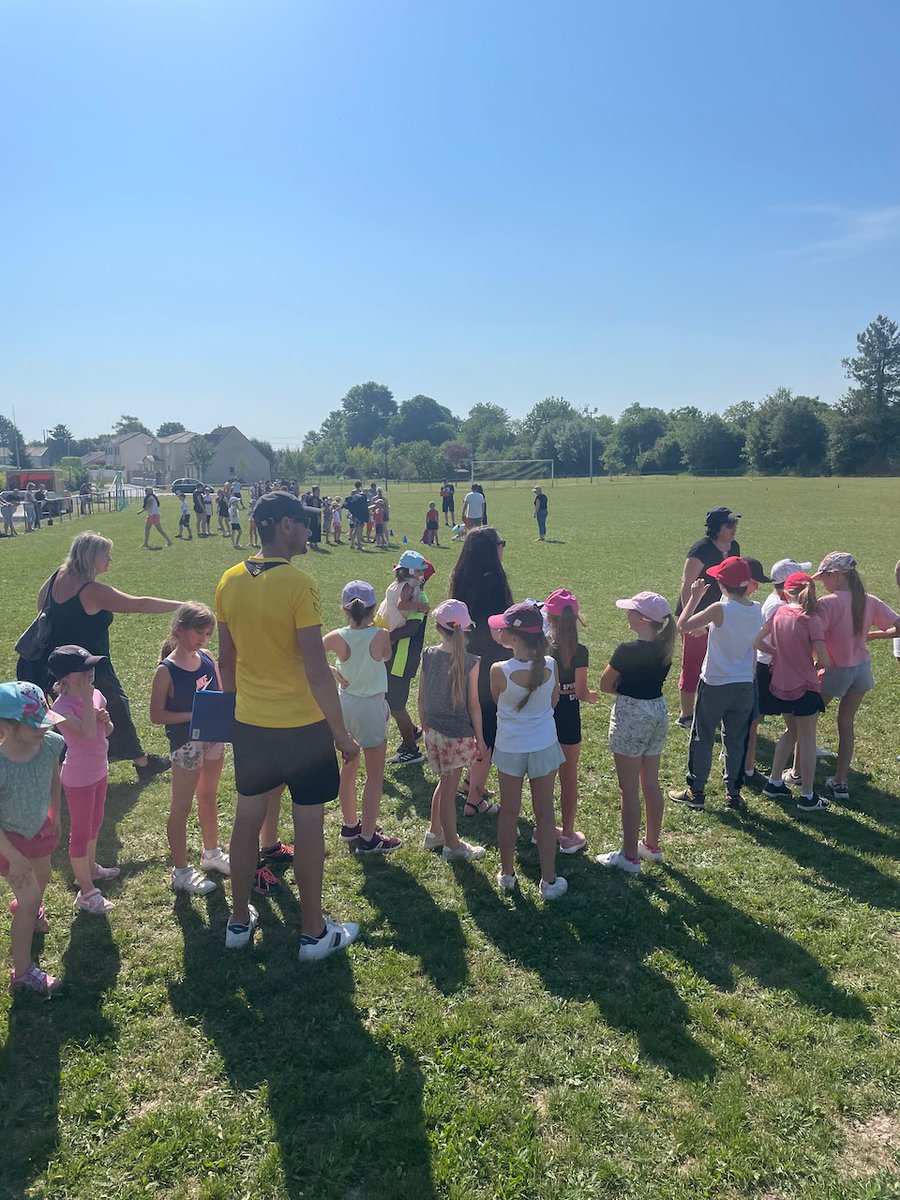 Audrey1Vivien's tweet photo. Une journée sportive ensoleillée à Pontfaverger☀️
209 élèves des écoles élémentaires de Pontfaverger et de St Masmes réunis vendredi 9 juin avec leurs enseignants pour cette rencontre.👟🎽
Beaucoup d'enthousiasme et de parents bénévoles !
Bravo à tous ! 🏆🏆🏆 https://t.co/V0RNCycZAD