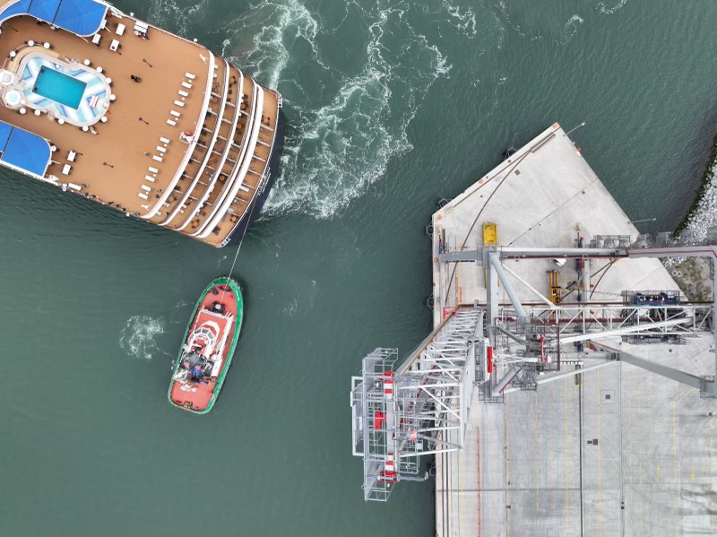 All work, no play on this Monday! A 'giants view' - what Mahain and Binne see looking down on cruise vessel Zuiderman as it entered Cork harbour recently!
📸Tadhg O Keeffe