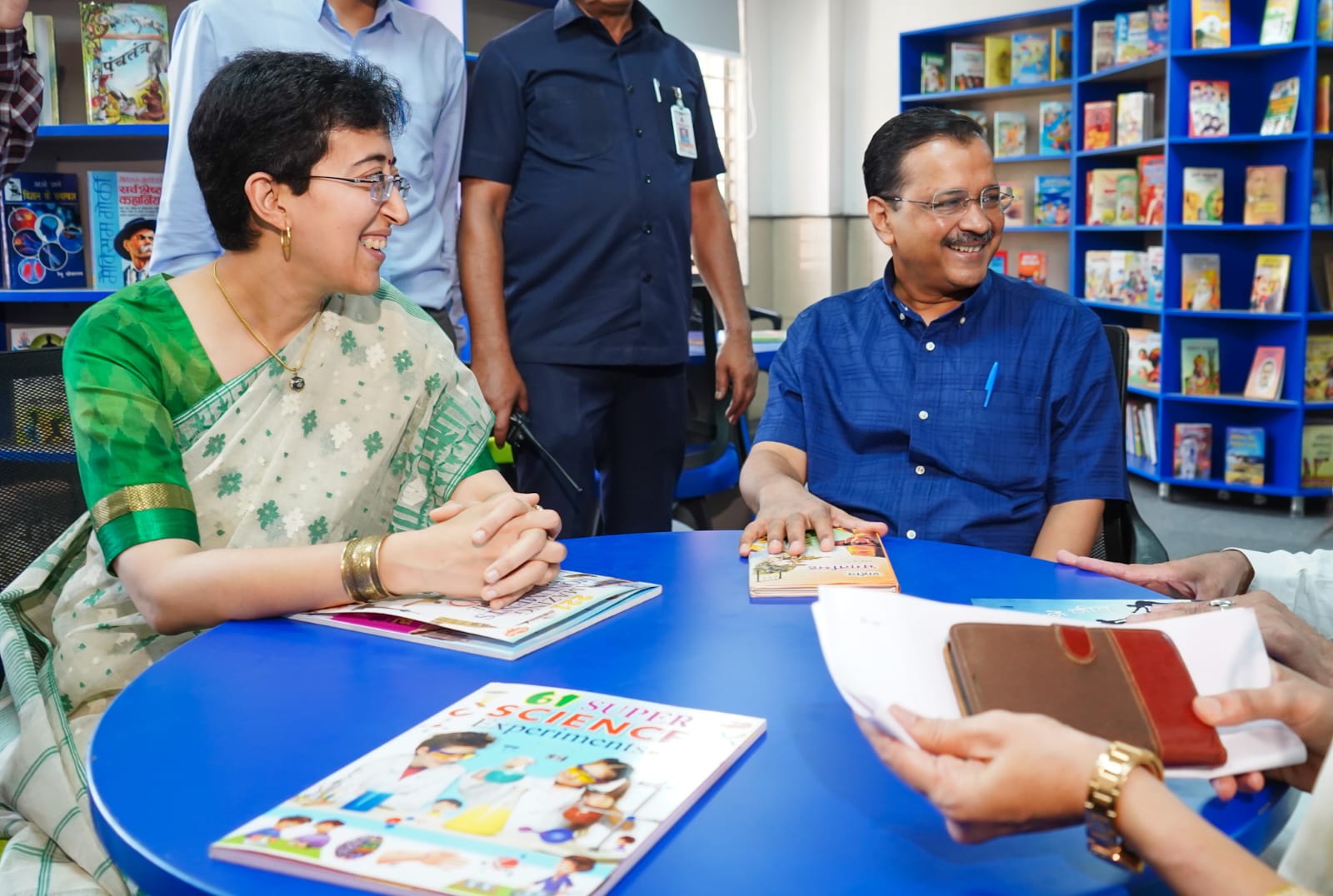 टीन वाला गर्ल्स स्कूल को CM केजरीवाल ने बना दिया भव्य बिल्डिंग वाला स्कूल, 16 सौ छात्राओं वाला यह स्कूल अब… CM Kejriwal converted Teen Wala Girls School into a school with a grand building, this school with 1600 girl students is now…