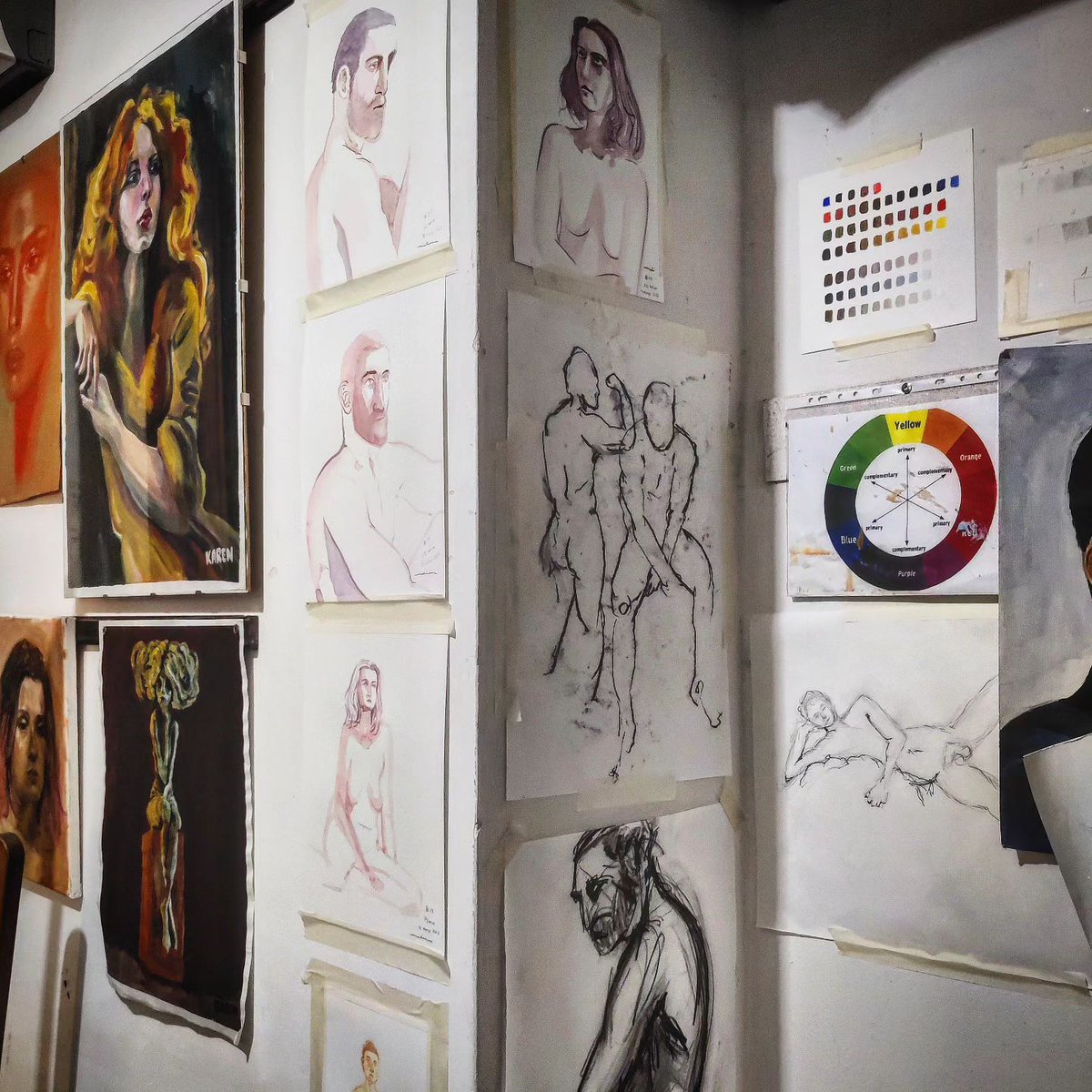 A corner of our life drawing room.
Life drawing classes take place every week all year round
#artlessons #artclass #adgartist #accademiadelgiglio #artworkshops #artworkshop #artacademy #artclasses #artcourse #artcourses #artschool #studyart #studyinitaly #studyinflorence