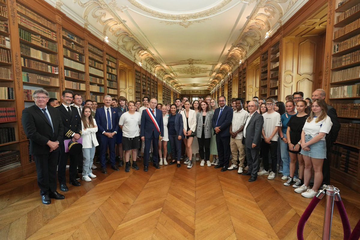 Avenir professionnel🚀, vie quotidienne🏫, écologie🌿, engagement citoyen🙋‍♂️…55 collégiens et lycéens ont présenté leurs idées et échangé avec la secrétaire d’État <a href="/sarahelhairy/">Sarah EL HAÏRY</a> à <a href="/SaintMihiel_/">Ville de Saint-Mihiel</a> dans le cadre de la tournée « Tes priorités, ta voix », volet jeunesse du #CNR