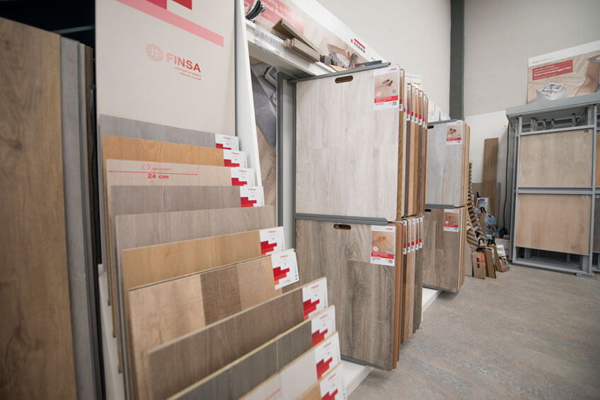 VillalbaenP29's tweet photo. Mercapin, tienda de #pinturas que trabaja con las mejores marcas y ofrece en el #P29deVillalba soluciones a medida. Los mejores productos y un estupendo servicio en #tarimas, #puertas, #armarios, #escaleras y platos y mamparas de #ducha. https://t.co/xRIoXGiXsg https://t.co/hZ4ClBZxJj