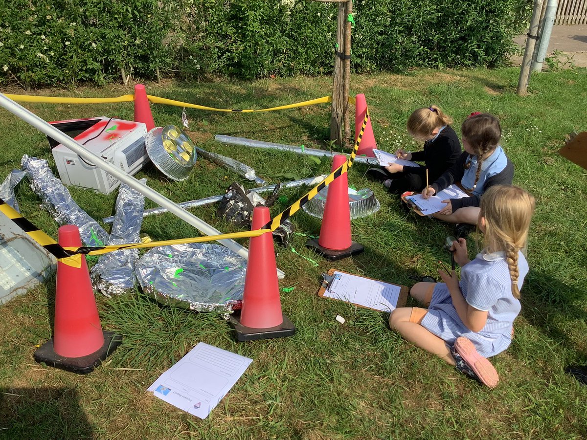 GabalfaPrimary's tweet photo. Dosbarth Helyg are investigating something strange that has crash landed on the school field! @CSCJES @CSC_FoundLearn @WG_Education #moonzoom #ambitiousandcapable https://t.co/bhZPlYgBPs