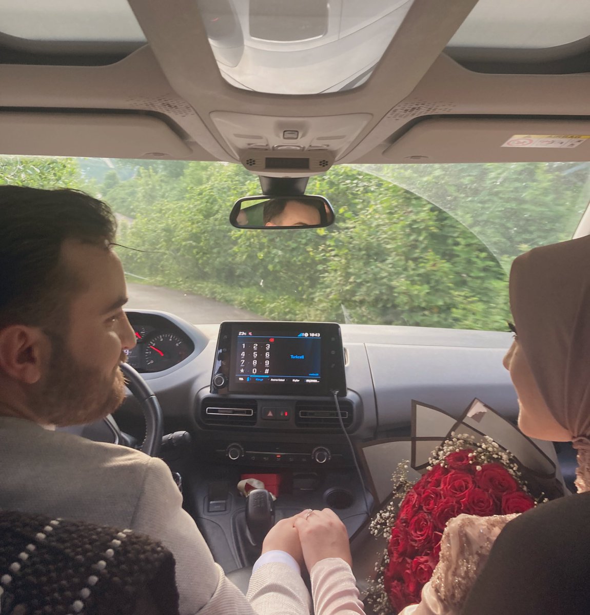 Havanın dumanlı 
Vaktin dar olduğu bir zamanda 
Bu sözü bir gül gibi bıraktın yüreğime:

“İçim içime sığmıyor! .”

Şimdi sana dairim
Ölesiye tutkulu 
Ölesiye şairim.. 
                                       Nurullah Genç