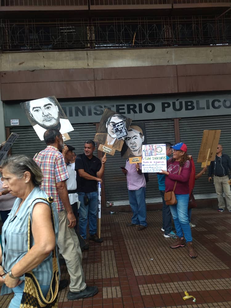 LIBERTAD | 📸 | #12Junio | Familiares y amigos de los  #LuchadoresSociales realizaron un piquete en el Palacio de Justicia para exigir #LiberenALosLuchadores. Tienen 11 meses detenidos por órdenes del juez corrupto Macsimino Márquez. Es un juicio amañado. #SonInocentes