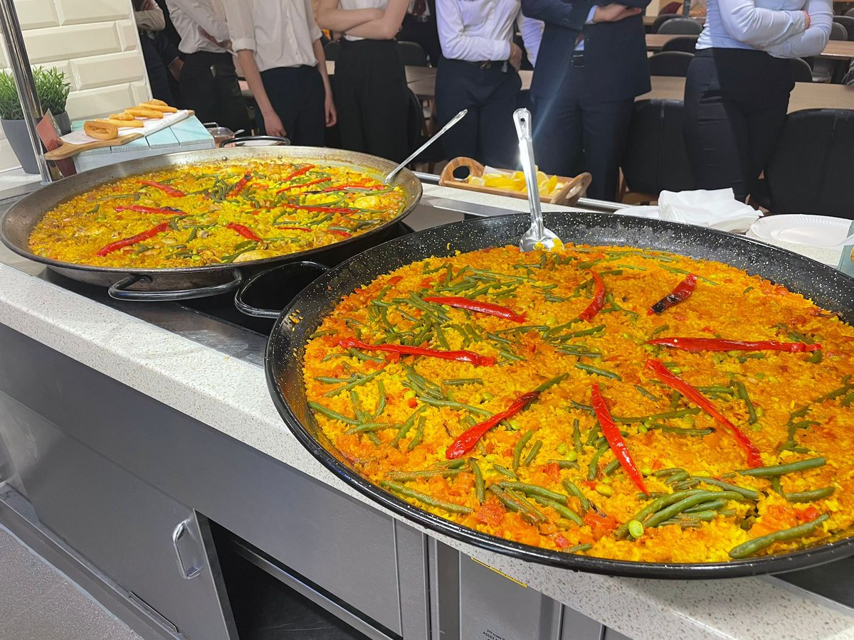 BromsSchool's tweet photo. Sixth Form pupils enjoyed trying paella, churros and tortilla courtesy of ‘Tapas Catering’ whilst learning about the history behind Spanish gastronomy. #BromsModLang #BromsSixthForm https://t.co/muUH6jLEa5