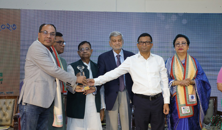 risingbdnews's tweet image. বর্ষসেরা ইলেকট্রনিক্স প্রতিষ্ঠানের পুরস্কার পেলো ওয়ালটন। ‘বেস্ট ইলেকট্রনিক্স কোম্পানি অব দ্য ইয়ার’ ক্যাটাগরিতে ওয়ালটনকে এ পুরস্কার দিয়েছে টেলিভিশন রিপোর্টার্স অ্যাসোসিয়েশন অব বাংলাদেশ (ট্রাব)-
risingbd.com/economics/news…
#Walton #WaltonBD #TRAB #award #RisingBD