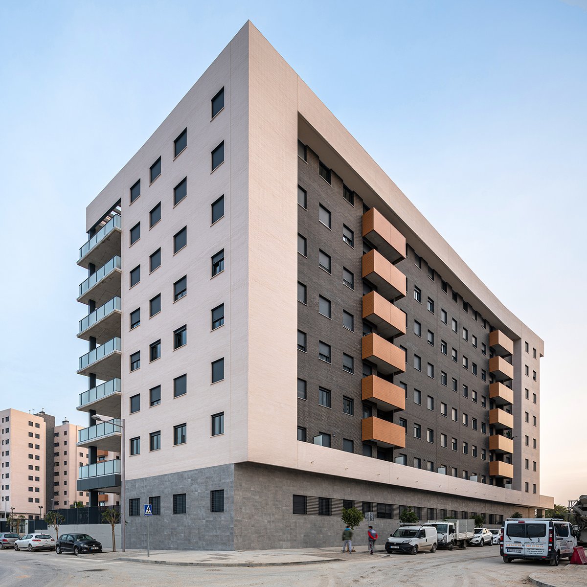 Hispalyt's tweet photo. Este proyecto de #DPYA Arquitectura busca aportar continuidad al edificio adyacente con sus 116 viviendas proyectadas en 2 volúmenes en L. La fachada, de #ladrillocaravista de #CerámicasMora y #CerámicaMalpesa, aporta homogeneidad y calidez.
📸 @javierorive
#miércolesenladrillado https://t.co/ymjhRuHI1c
