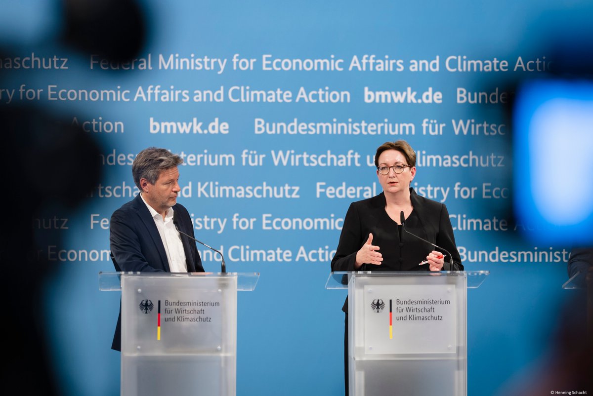 Der #Fernwärmegipfel heute im @BMWK hat ein starkes Signal gesetzt. Ein breites Bündnis aus Politik und Verbänden hat sich für mehr Tempo beim Ausbau der #Wärmenetze und bei ihrer #Dekarbonisierung ausgesprochen. Hier wollen wir jetzt gemeinsam vorankommen.