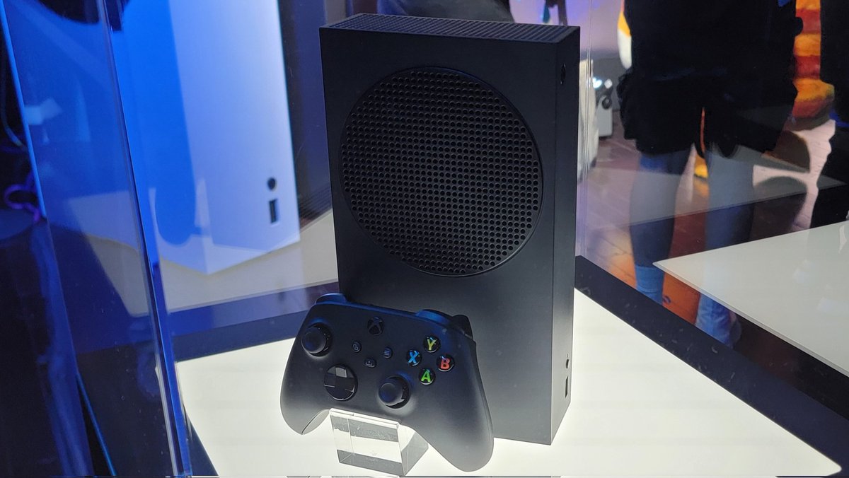 I got to see the New '1TB Carbon Black Xbox Series S' at #XboxFanfest yesterday!🔥🎮